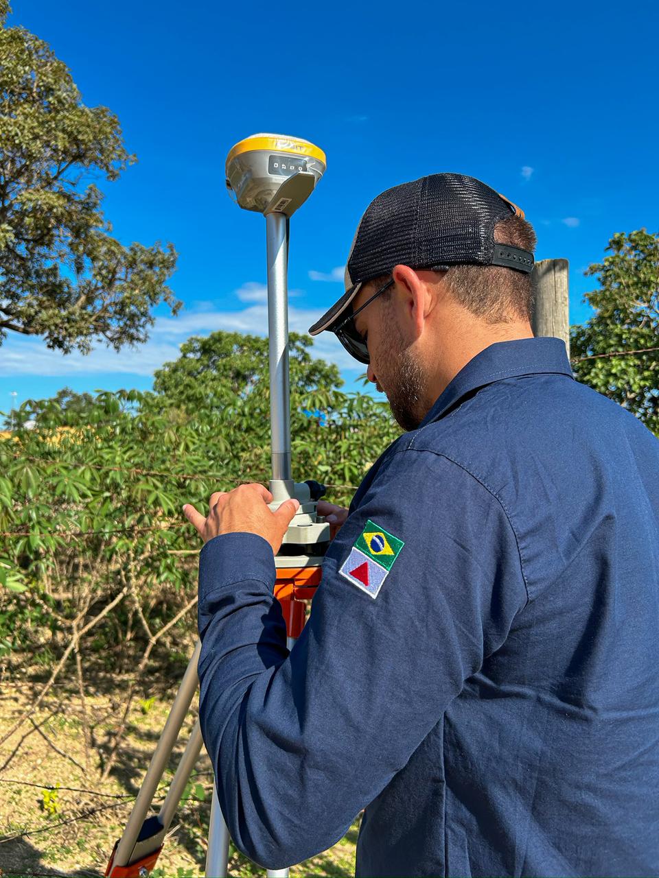 Técnico da Fernandes Topografia calibrando equipamento GPS RTK em campo