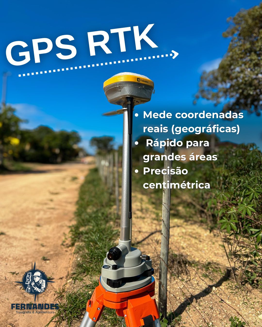 Técnico consultando coletora de dados em campo